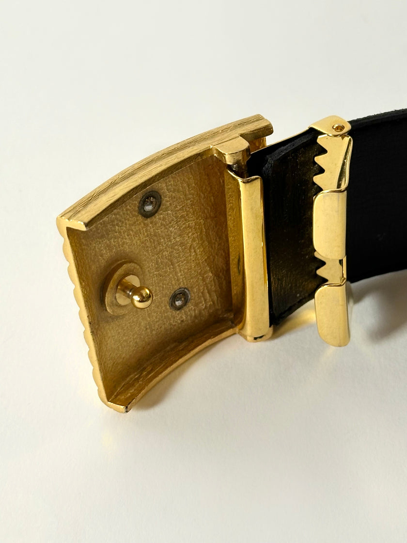 Cintura vintage Yves Saint Laurent in camoscio nero con maxi fibbia oro logata YSL