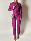 Jumpsuit vintage sartoriale in seta goffrata viola con cinturino in vita