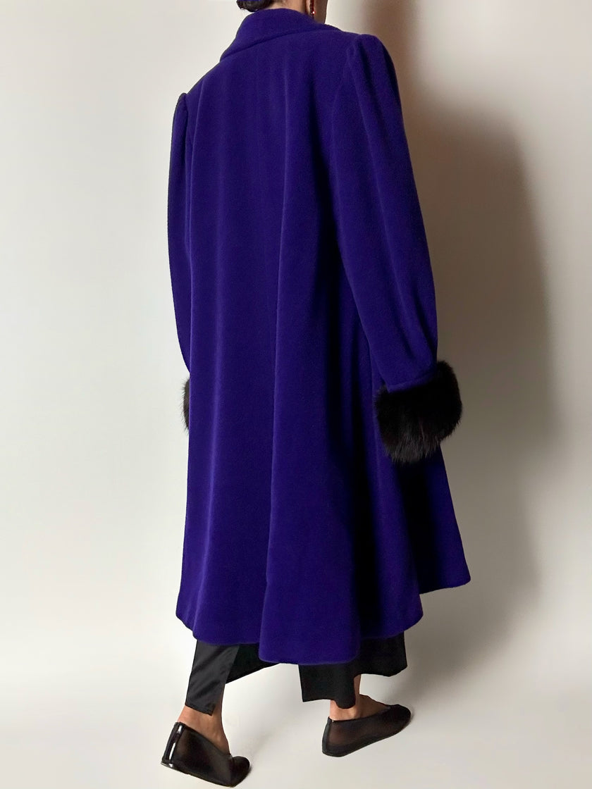 Cappotto vintage blu violaceo in lana con polsi in pelliccia di volpe nera