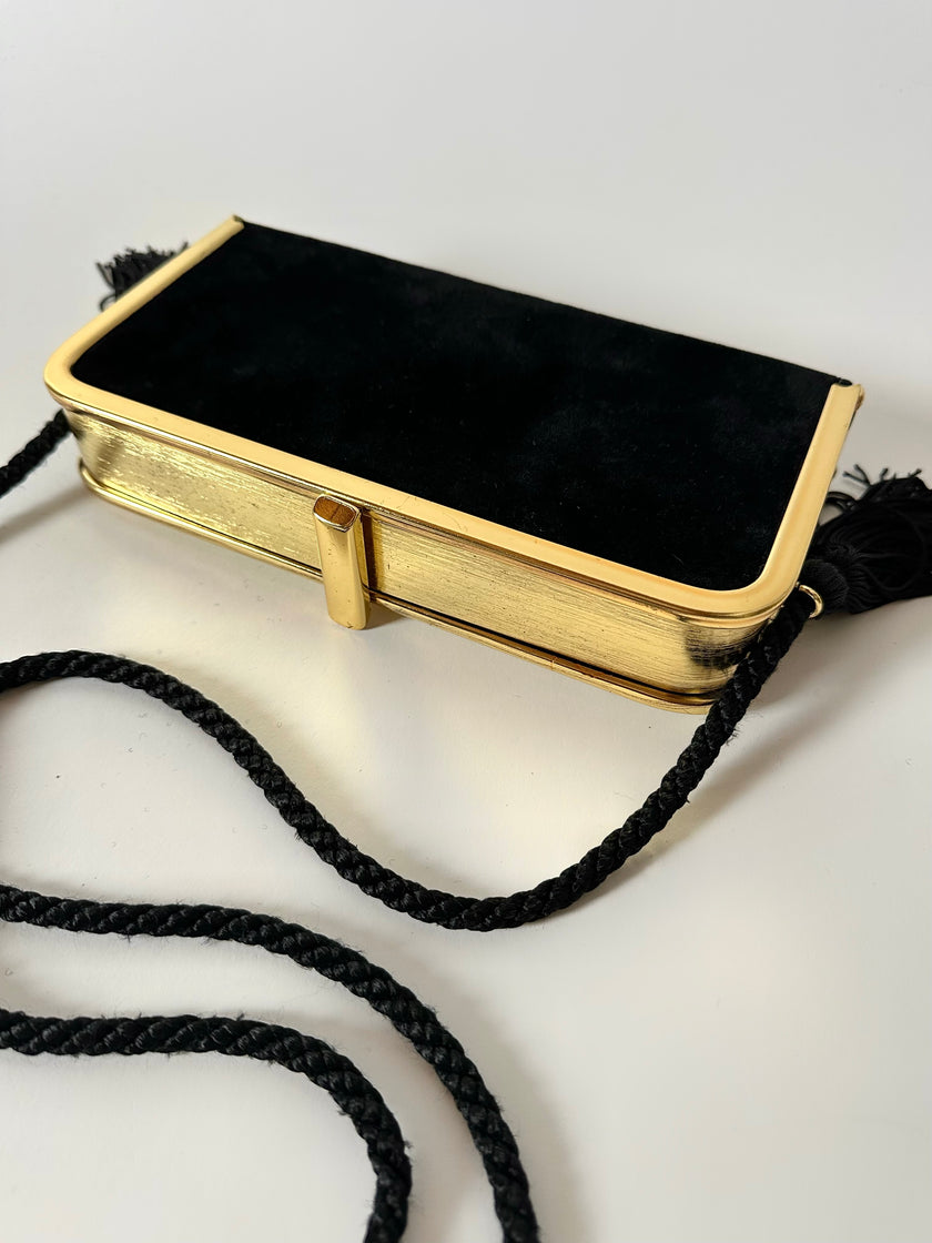 Borsa vintage in velluto nero con struttura dorata e nappe laterali