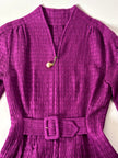 Jumpsuit vintage sartoriale in seta goffrata viola con cinturino in vita