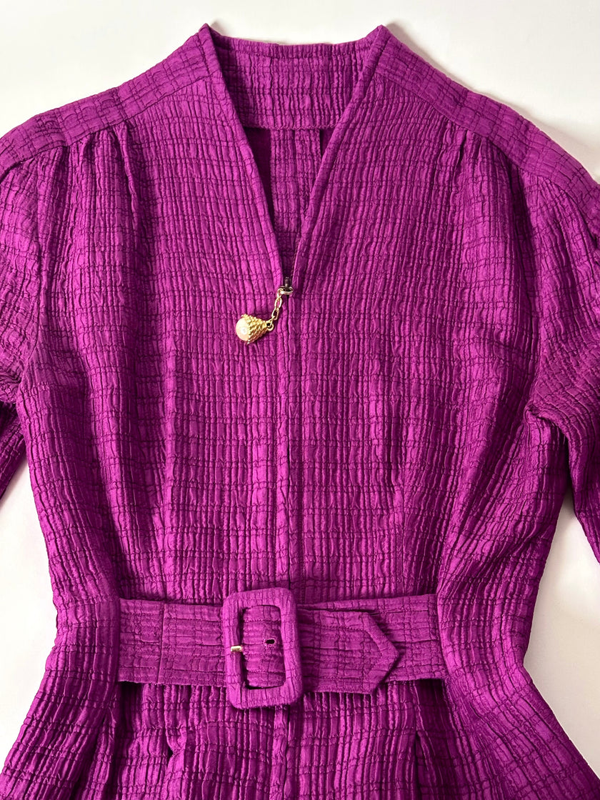 Jumpsuit vintage sartoriale in seta goffrata viola con cinturino in vita