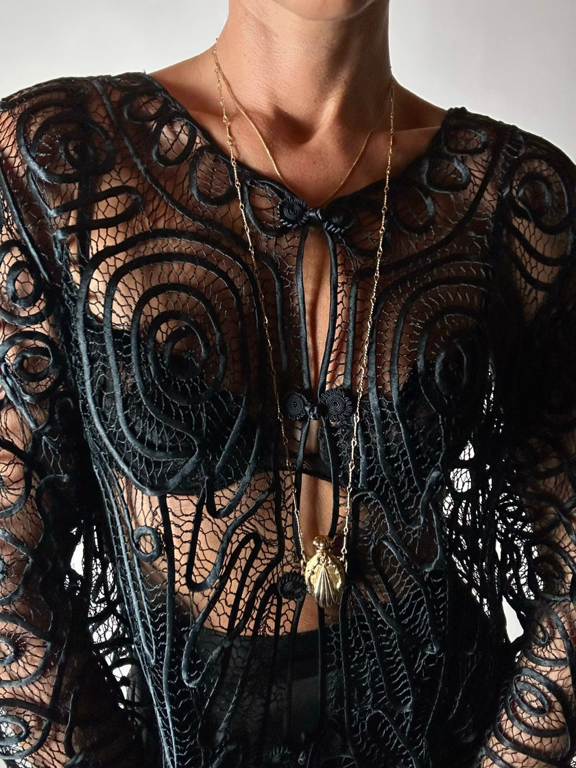 Collana vintage dorata con ciondolo a forma di bottiglia di profumo
