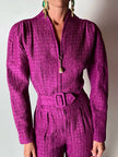Jumpsuit vintage sartoriale in seta goffrata viola con cinturino in vita
