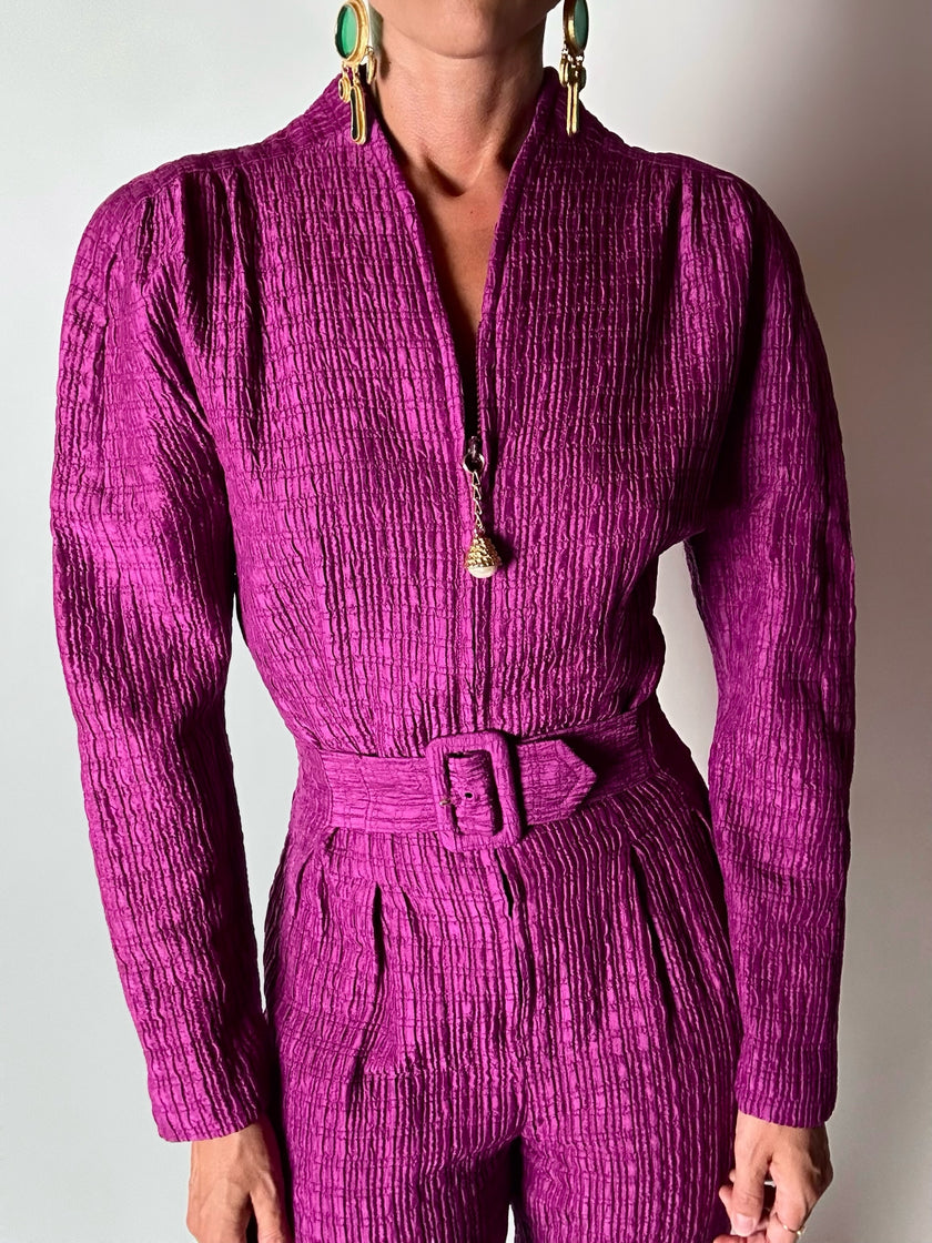 Jumpsuit vintage sartoriale in seta goffrata viola con cinturino in vita