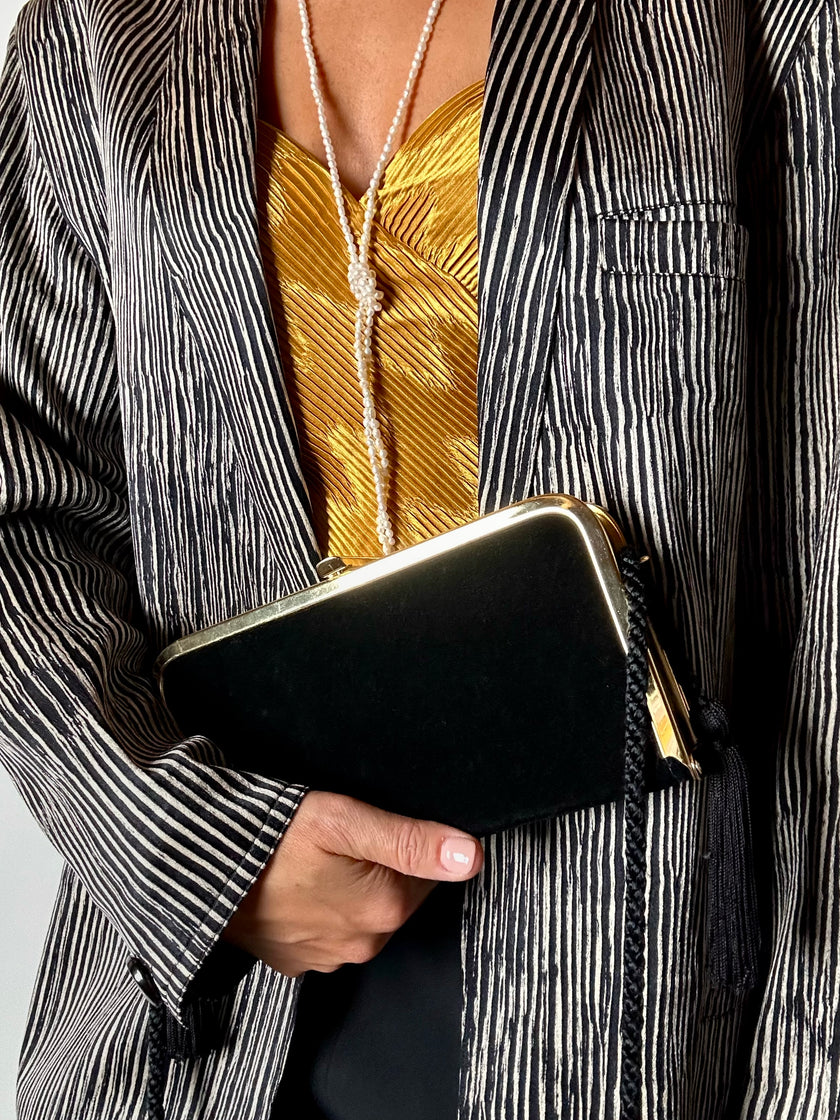 Borsa vintage in velluto nero con struttura dorata e nappe laterali