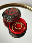 Ferma foulard vintage Yves Saint Laurent in metallo dorato a doppio anello intrecciato