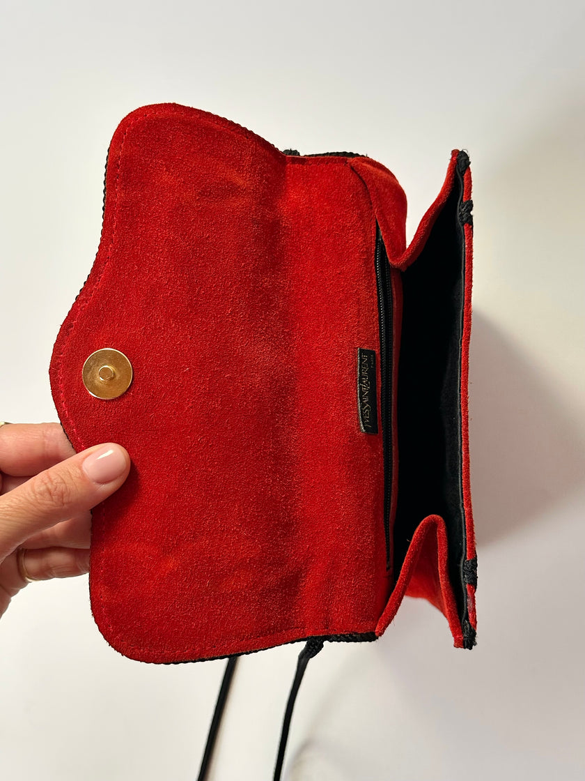 Borsa vintage Yves Saint Laurent in camoscio rosso con passamaneria nera