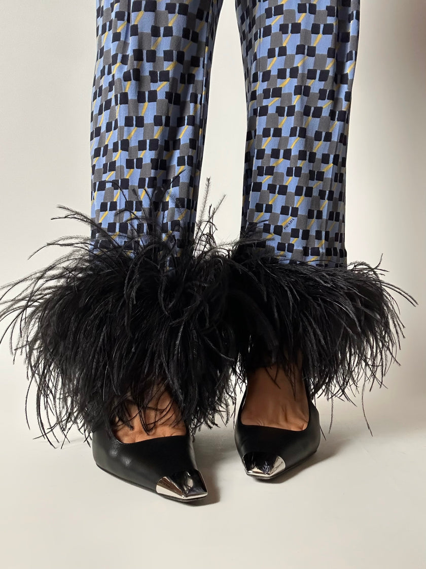 Pantaloni Prada P/E 2017 con stampa geometrica e piume di struzzo nere