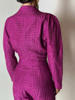 Jumpsuit vintage sartoriale in seta goffrata viola con cinturino in vita