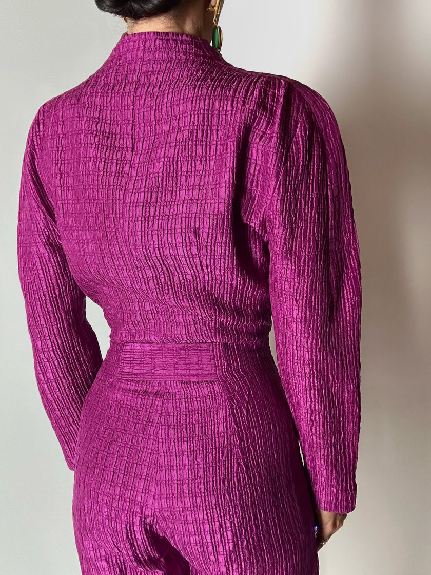Jumpsuit vintage sartoriale in seta goffrata viola con cinturino in vita