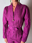 Jumpsuit vintage sartoriale in seta goffrata viola con cinturino in vita