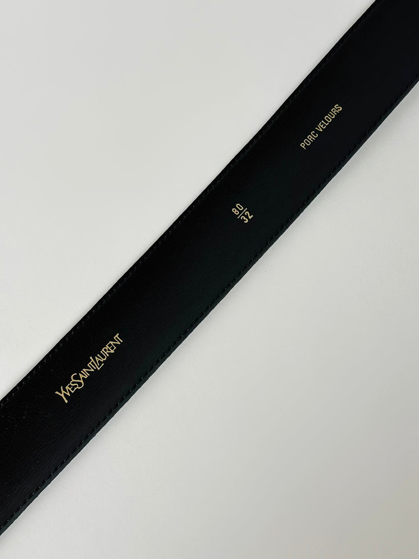 Cintura vintage Yves Saint Laurent in camoscio nero con maxi fibbia oro logata YSL