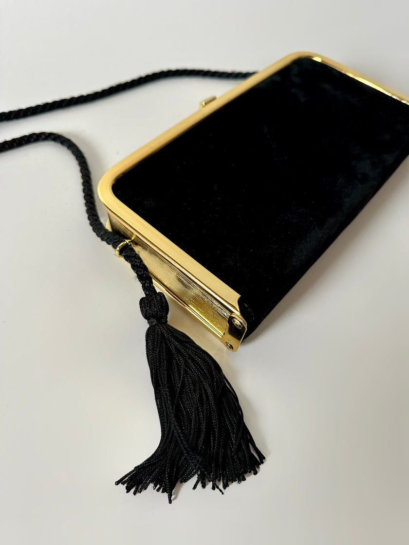 Borsa vintage in velluto nero con struttura dorata e nappe laterali
