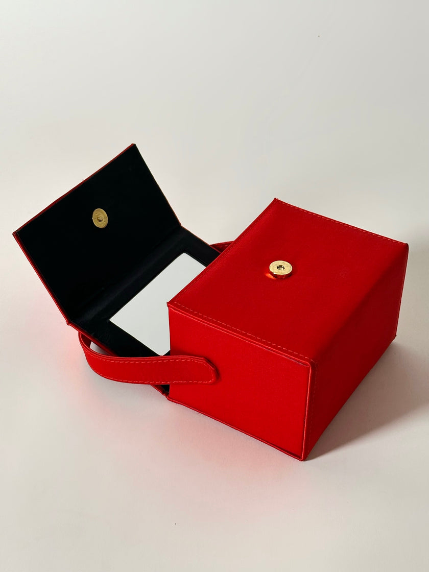 Mini bag vintage Versace Profumi in raso rosso con borchia medusa