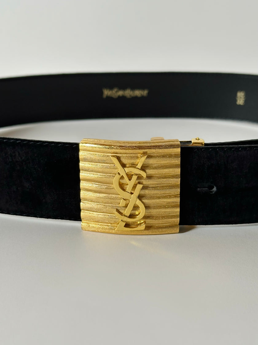Cintura vintage Yves Saint Laurent in camoscio nero con maxi fibbia oro logata YSL