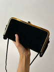 Borsa vintage in velluto nero con struttura dorata e nappe laterali