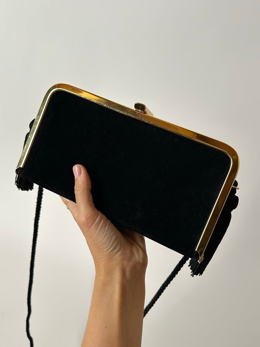 Borsa vintage in velluto nero con struttura dorata e nappe laterali