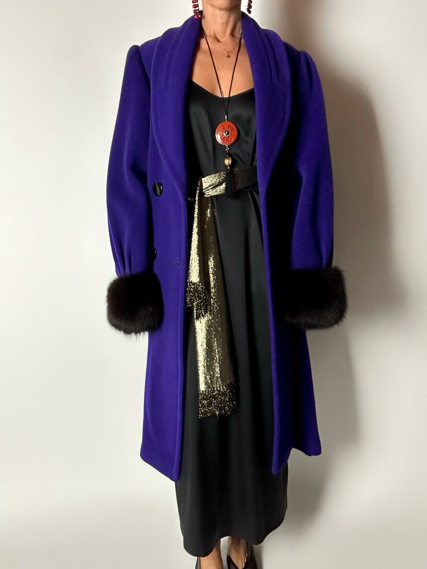 Cappotto vintage blu violaceo in lana con polsi in pelliccia di volpe nera