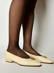 Ballerine vintage Celine Paris in pelle avorio con medaglioni dorati logati