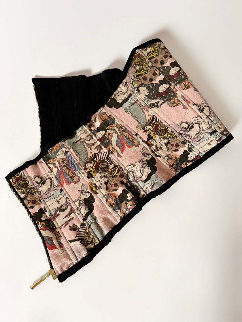 Stringivita vintage in camoscio nero con fodera in seta stampa erotica