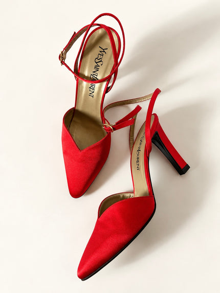 Zapatos de tacón vintage Yves Saint Laurent en satén de seda rojo lacado con tira en el tobillo