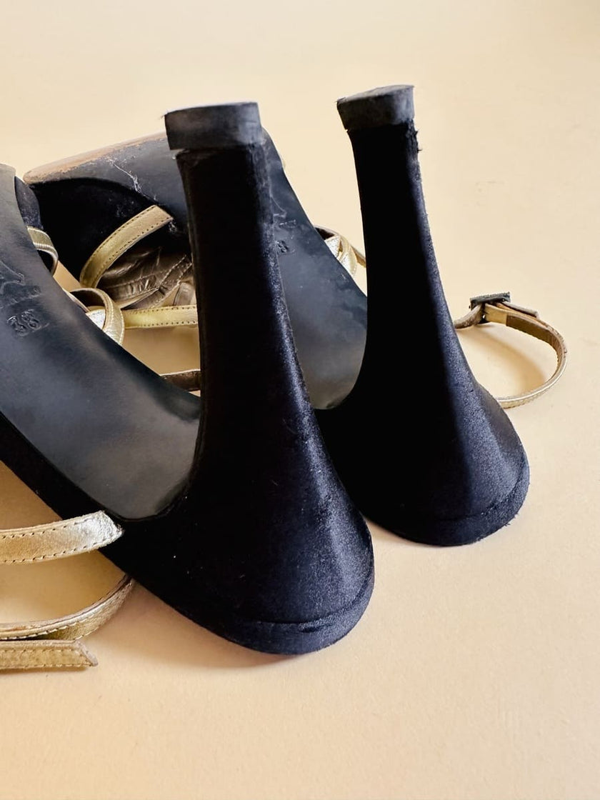 Scarpe in raso nero e pelle oro 