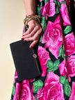 Mini pochette in tessuto nero con chiusura logata color oro “Gucci”