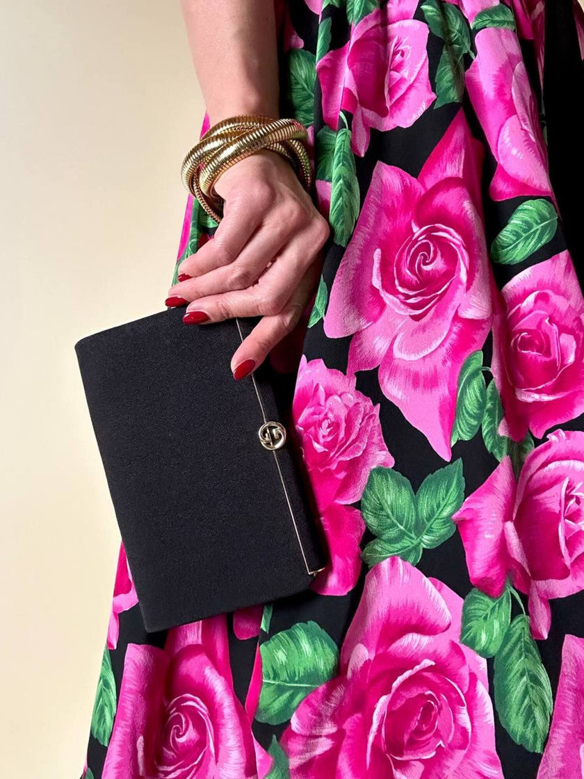 Mini pochette in tessuto nero con chiusura logata color oro “Gucci”