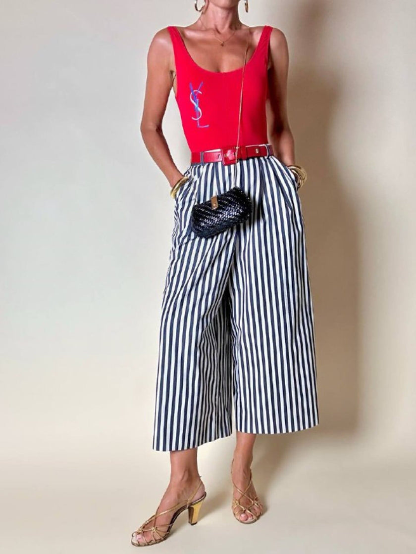 Pantalone gaucho a righe verticali bianco e blu con abbottonatura laterale asimmetrica