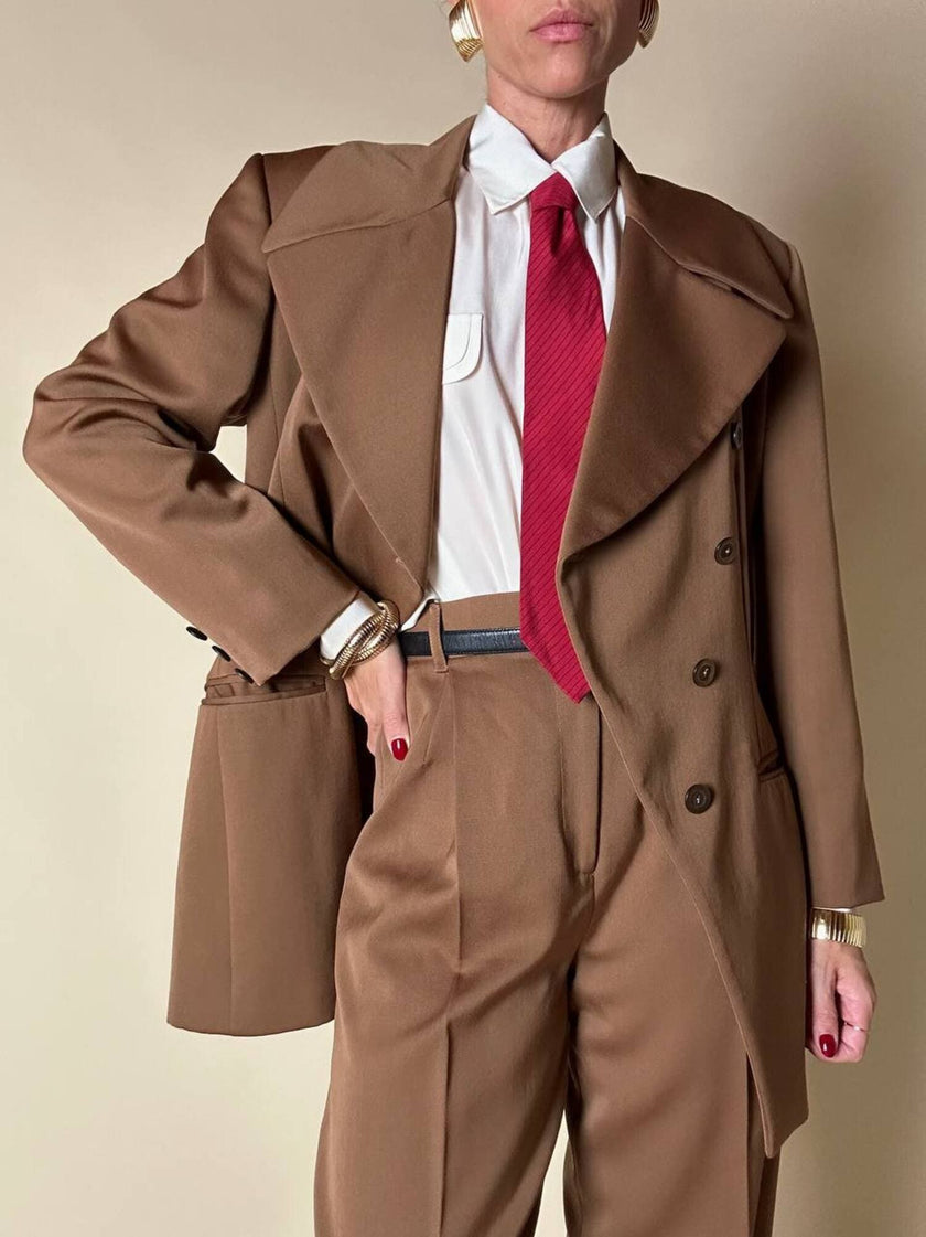 Tailleur giacca/pantalone in rasato di lana color caramello “Byblos”