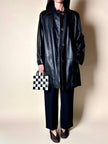 Giaccone vintage in pelle nera con taglio svasato e cuciture a zig zag