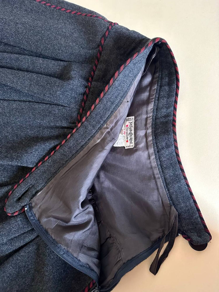 Minigonna Yves Saint Laurent in lana grigio antracite con piping a righe bordeaux e blu