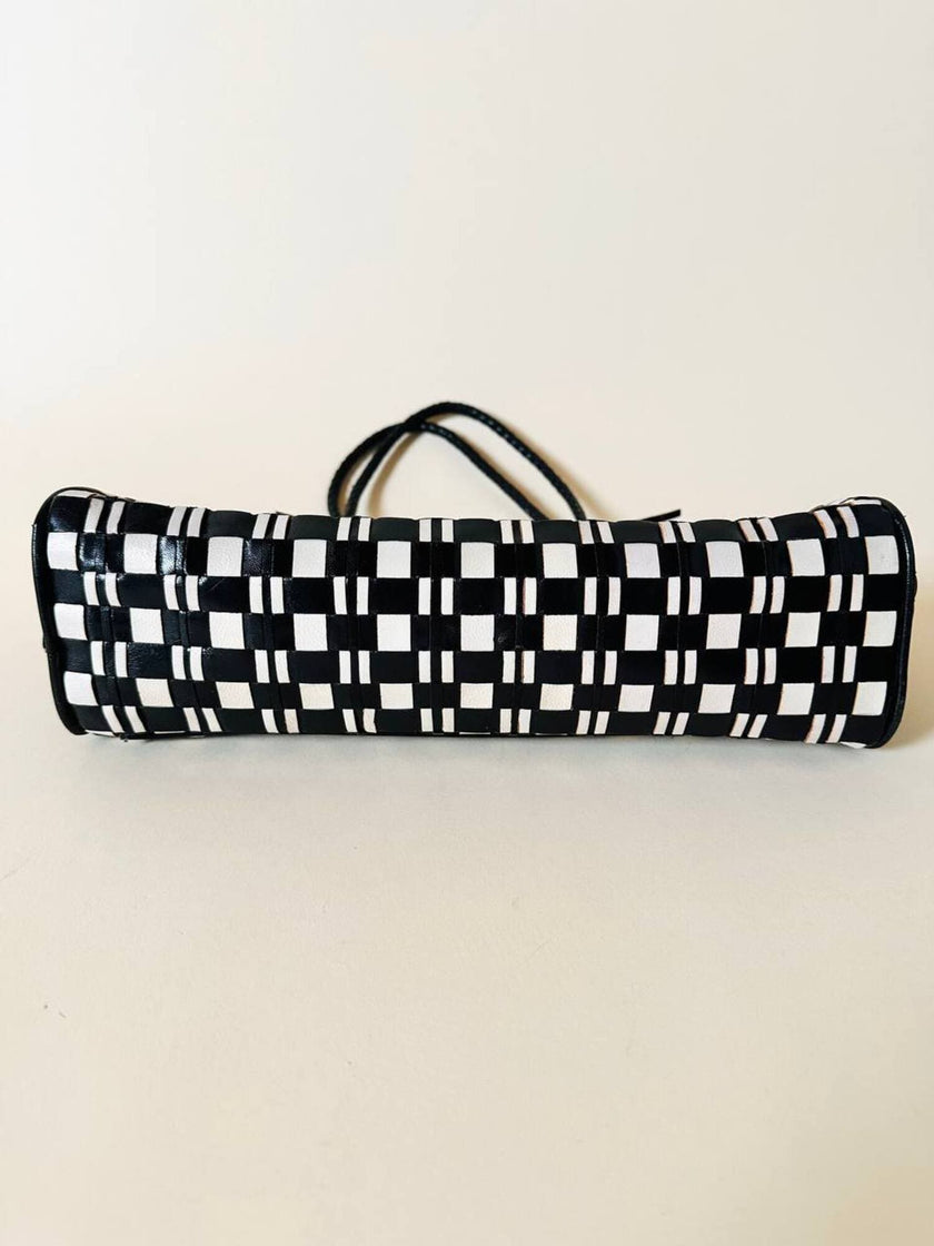 Borsa intrecciata in pelle bianca e nera “Gianfranco Ferré Studio”