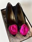 Décolleté vintage Yves Saint Laurent in raso di seta nero con rosa di taffetà fucsia