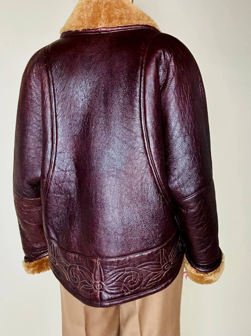 Shearling reverse in pelle liscia marrone castagno con vello caramello e ricamo sul fondo