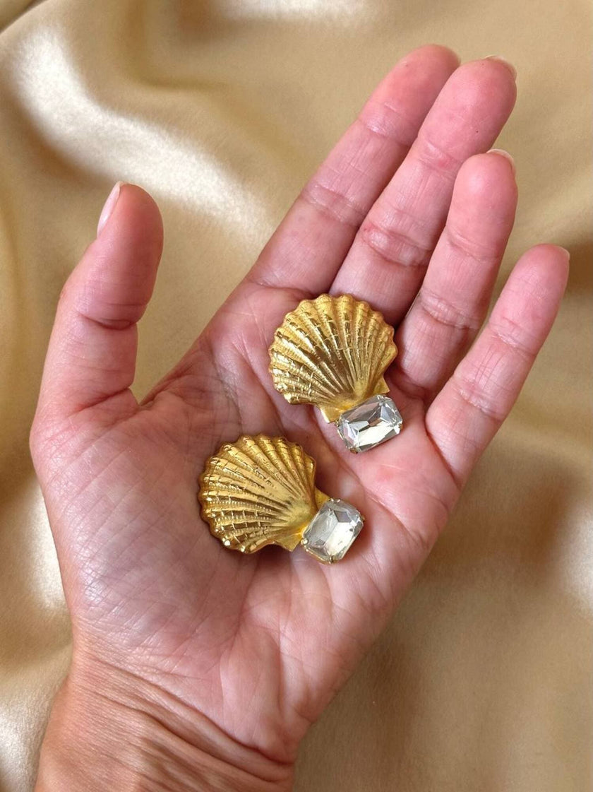 Orecchini a clip dorati a forma di capasanta con strass rettangolare