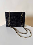 Borsa vintage in pelle nera lucida stampa coccodrillo con manici in catena oro