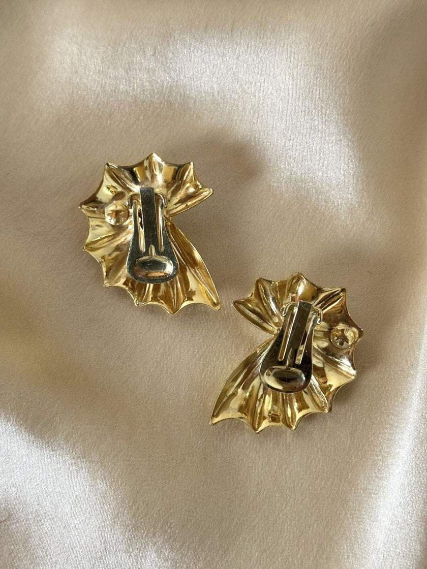 Clip dorate a forma di conchiglia con perle cabochon
