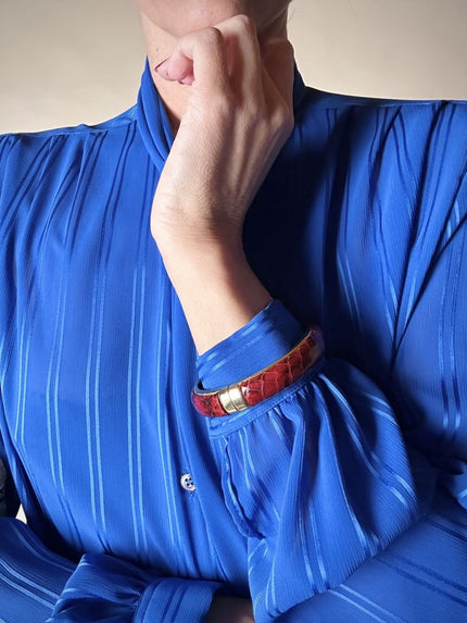 Bracciale vintage rigido in metallo dorato e pelle di serpente rossa