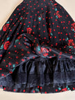Gonna a ruota in organza jacquard nera a pois rossi con rose rosse dipinte