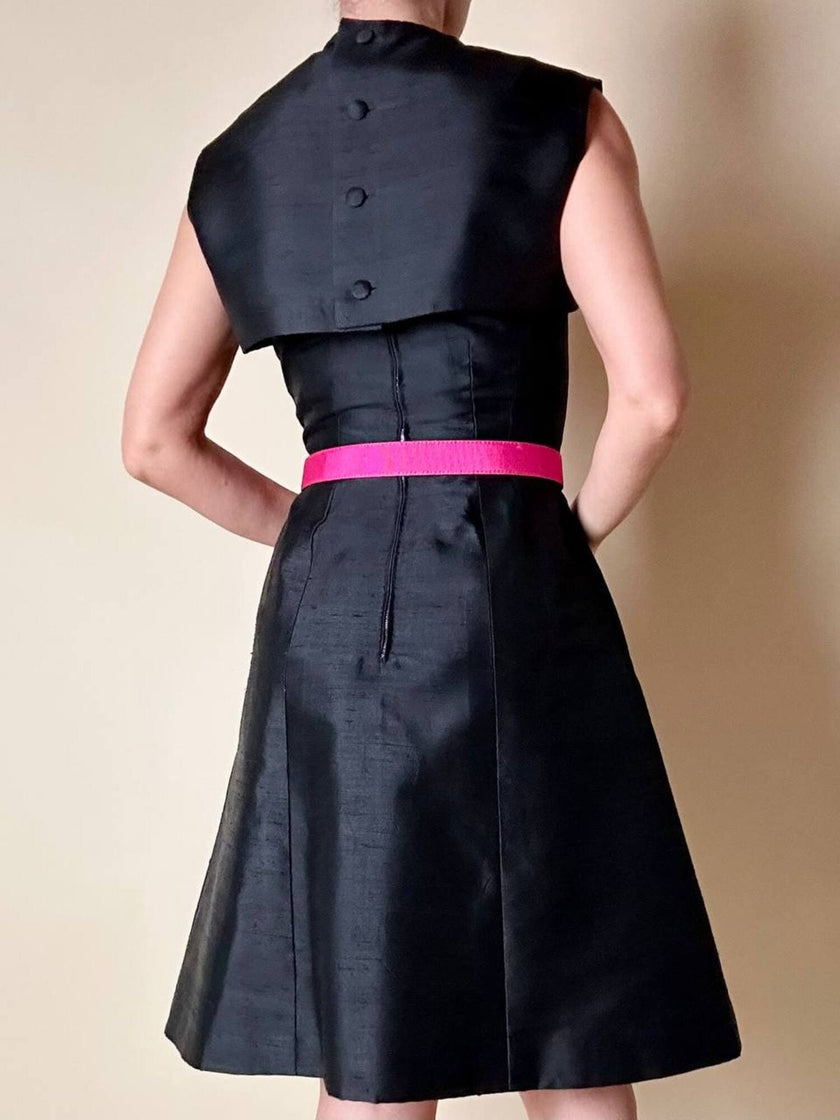 Abito sartoriale in shantung nero con bolero in coordinato