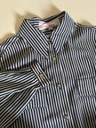 Vintage-Bluse aus weiß-schwarzer gestreifter Seide mit goldenen Knöpfen