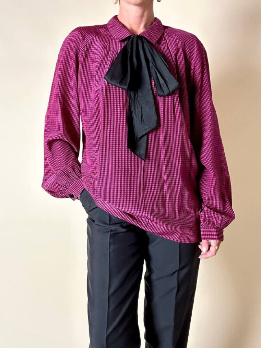 Camicia in seta a quadretti fucsia e neri con con fiocco al collo “Valentino”