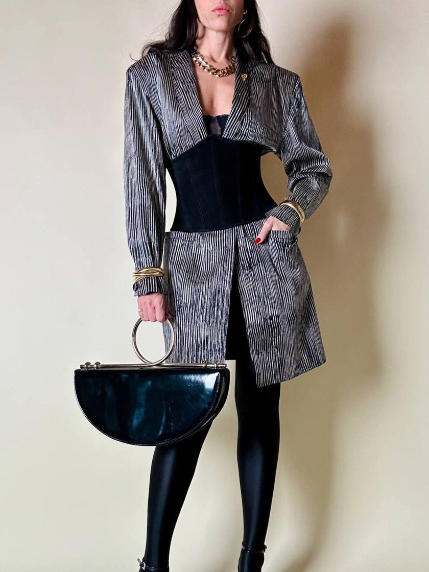Borsa in vernice nera con manico design in metallo oro