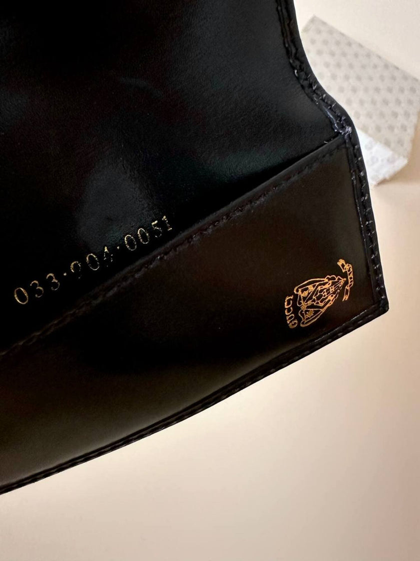 Portachiavi trifold Gucci in pelle nera con logo in metallo oro e scatola originale