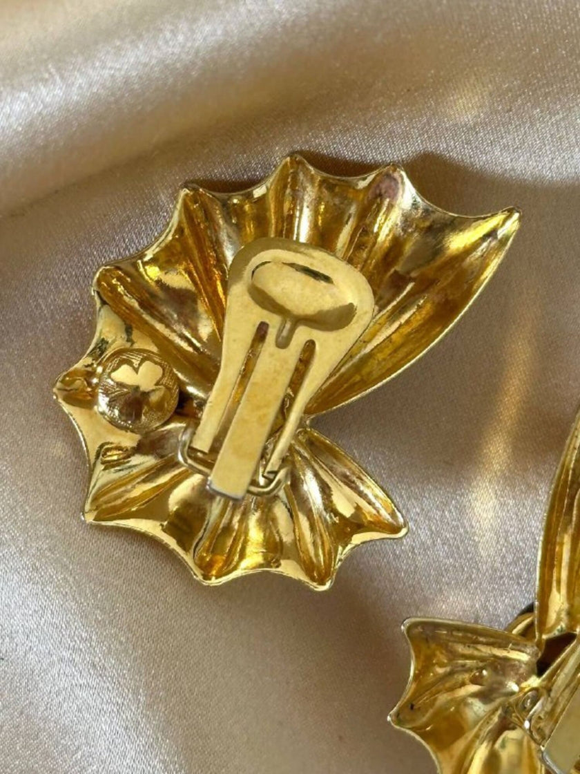 Orecchini a clip dorati a forma di conchiglia con cabochon centrale in ambra sintetica