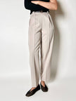 Pantalone vintage in fresco di lana greige con pince e abbottonatura su ambo i lati