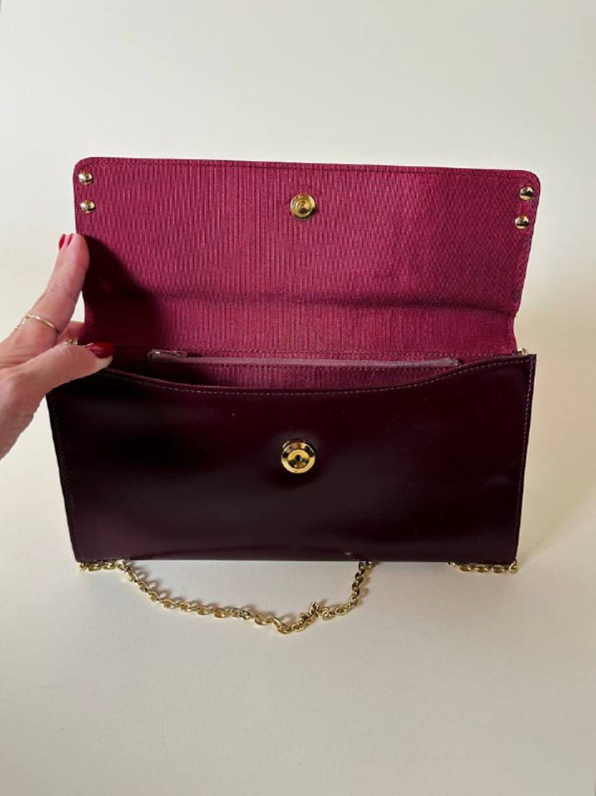 Pochette in pelle spazzolata bordeaux con tracolla in catena