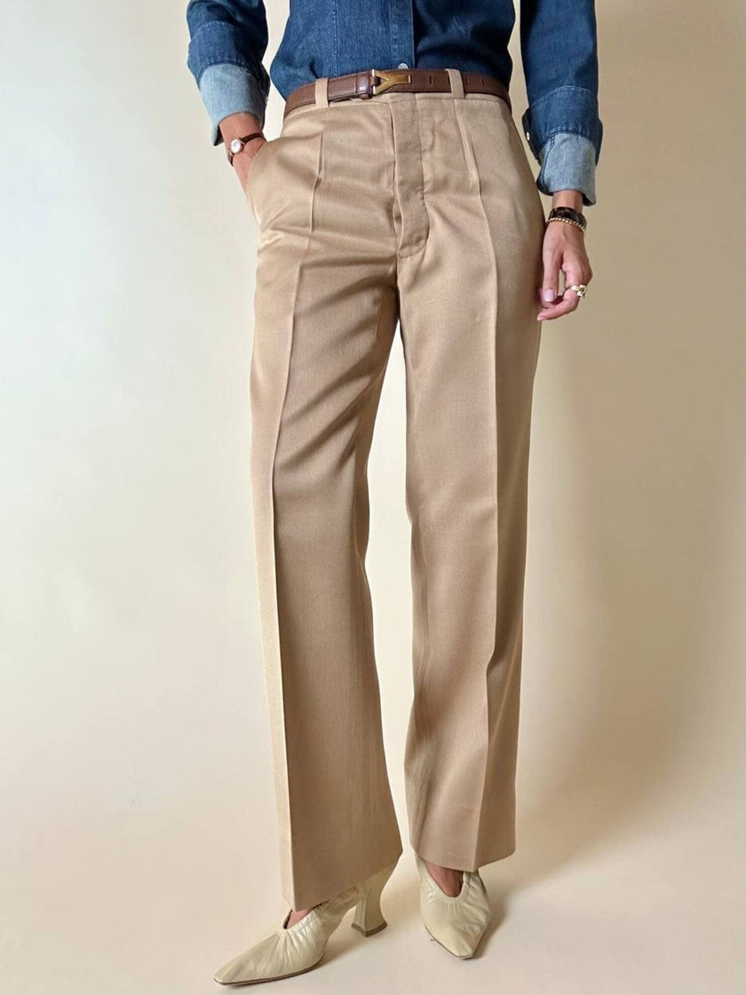 Pantalone sartoriale con piega e abbottonatura frontale color cammello chiaro